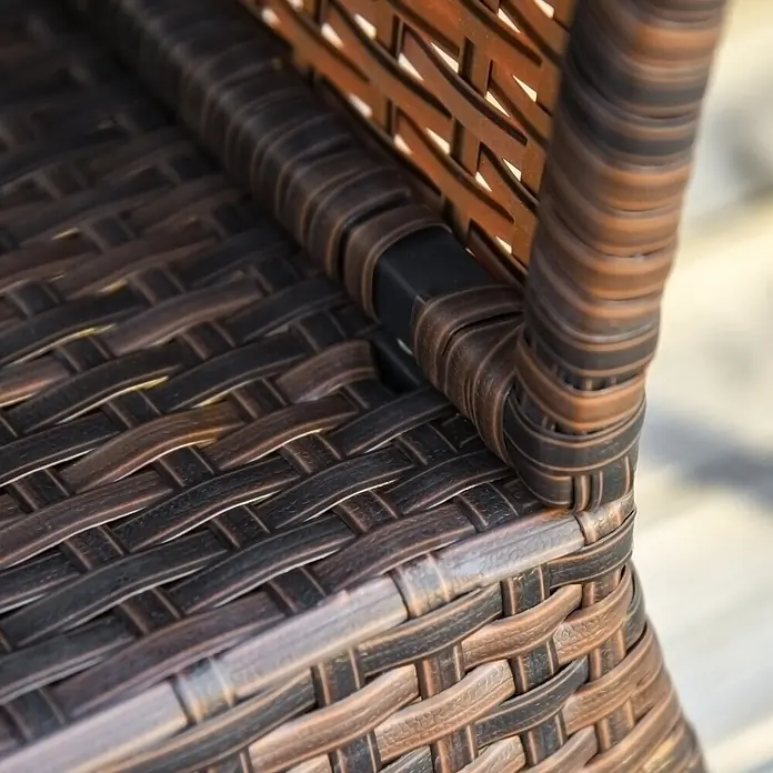 Outsunny Garten-Beistelltisch - L x B x H: 54 x 54 x 55 cm, Metall, Polyrattan, Quadratisch, Braun - Nahaufnahme brauner Kunstfaser-Rattanmöbel, die das komplizierte Geflecht und die robuste Konstruktion zeigt.