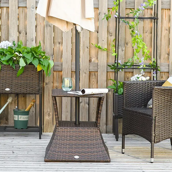 Outsunny Garten-Beistelltisch - L x B x H: 54 x 54 x 55 cm, Metall, Polyrattan, Quadratisch, Braun - Braunes Rattan-Gartenmöbelset mit Beistelltisch, Sessel und Pflanzgefäß, ergänzt durch ein schwarzes Rankgitter, auf einer Holzterrasse.