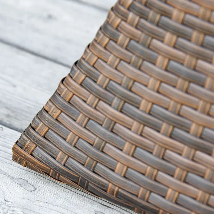 Outsunny Garten-Beistelltisch - L x B x H: 54 x 54 x 55 cm, Metall, Polyrattan, Quadratisch, Braun - Nahaufnahme von braunen und dunkelbraunen geflochtenen Outdoor-Möbeln aus Kunststoffgeflecht auf hellem Holz.