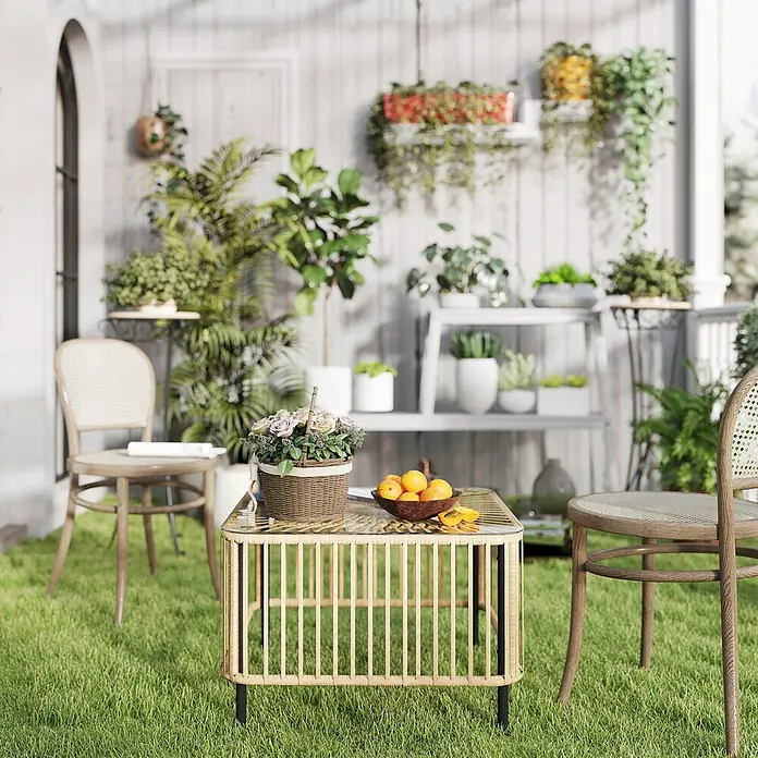 Outsunny Garten-Beistelltisch - L x B x H: 65 x 65 x 43 cm, Stahl, PE-Rattan, gehärtetes Glas, Quadratisch, Naturholz - Natürlicher Rattan-Couchtisch mit Glasplatte und schwarzen Beinen, für den Außenbereich mit Obst- und Blumenschalen.