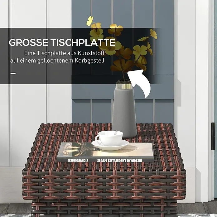 Outsunny Garten-Beistelltisch - Verzinkter Stahl, PE-Rattan, Klappbar, Rechteckig, Braun - Brauner Beistelltisch im Korbstil mit großer Kunststoffplatte, als Gartentisch genutzt.