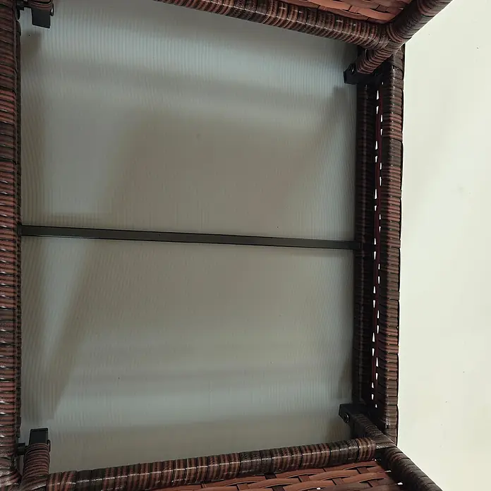 Outsunny Garten-Beistelltisch - Verzinkter Stahl, PE-Rattan, Klappbar, Rechteckig, Braun - Unterseite eines dunkelbraunen Flechttisches mit einer zentralen schwarzen Metallstrebe.