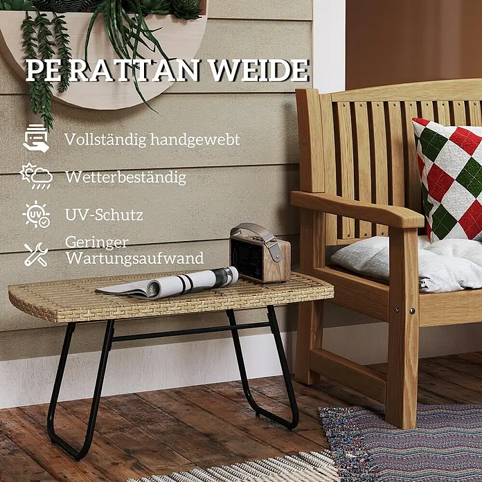 Outsunny Garten-Beistelltisch - L x B x H: 90 x 50 x 45 cm, Stahl, PE-Rattan, gehärtetes Glas, Rechteckig, Naturholz - Beistelltisch aus PE-Rattan mit schwarzen Metallbeinen, steht im Freien neben einer Holzbank, mit Magazin und Lautsprecher.