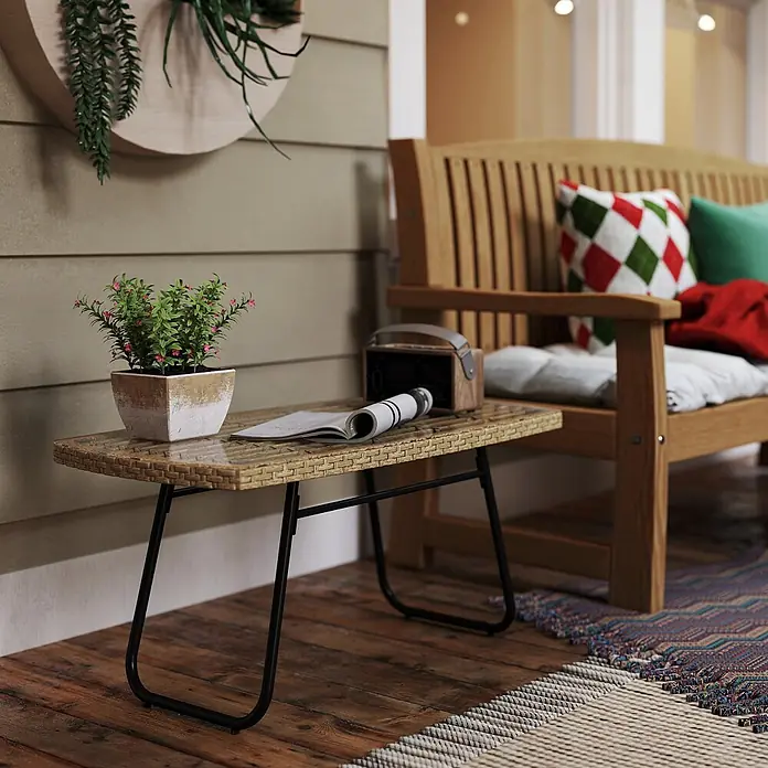 Outsunny Garten-Beistelltisch - L x B x H: 90 x 50 x 45 cm, Stahl, PE-Rattan, gehärtetes Glas, Rechteckig, Naturholz - Kleiner rechteckiger geflochtener Gartentisch mit schwarzen Metallbeinen, mit Pflanze und Zeitschrift.