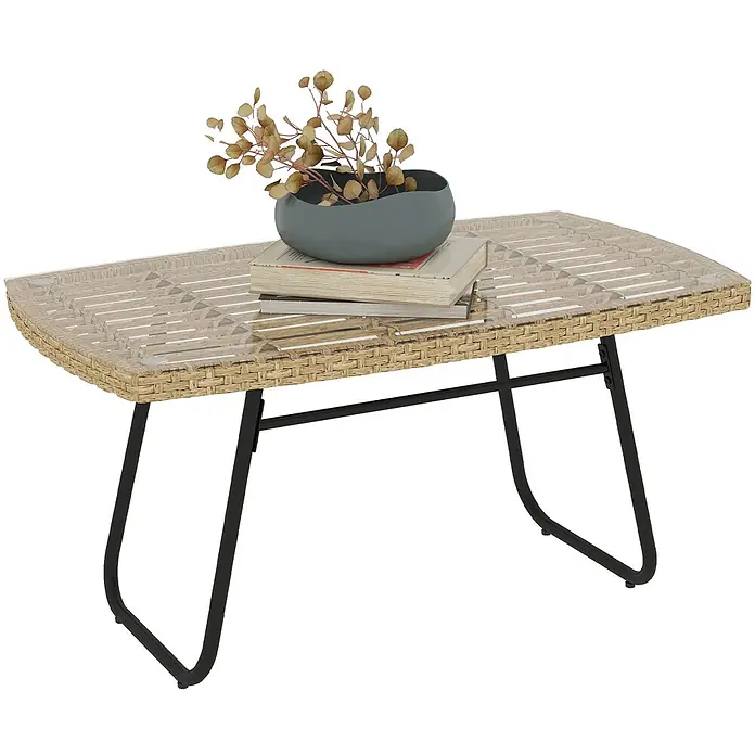 Outsunny Garten-Beistelltisch - L x B x H: 90 x 50 x 45 cm, Stahl, PE-Rattan, gehärtetes Glas, Rechteckig, Naturholz - Rechteckiger Outdoor-Couchtisch mit hellem Flechtwerk, schwarzen Metallbeinen, Büchern und Zierpflanze in grauer Schale.