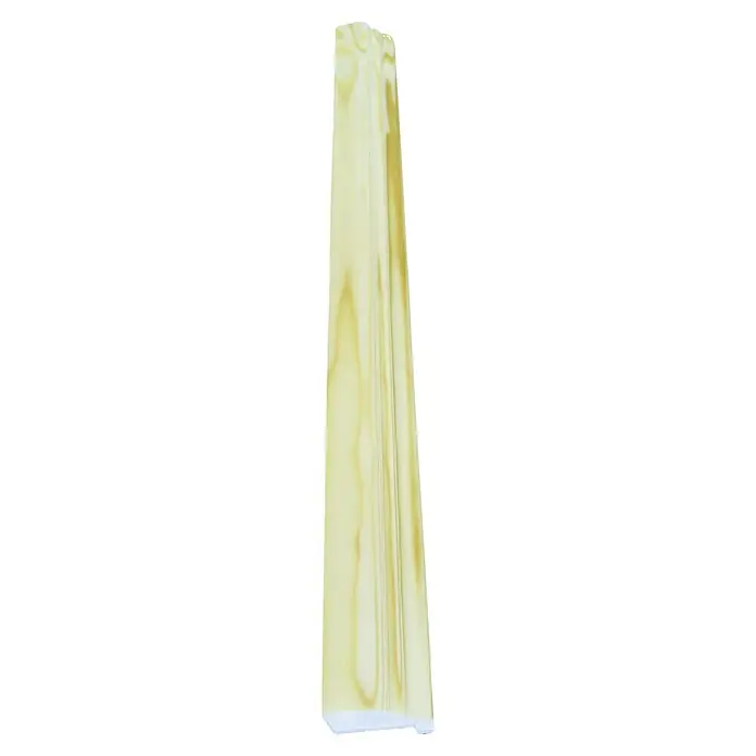 Perfil de acabado y remate barnizado - 240 cm x 23 mm x 33 mm, Madera de abeto - Primer plano de una cuña de queso amarillo claro, con una superficie ligeramente marmolada y un toque de blanco en el borde inferior.