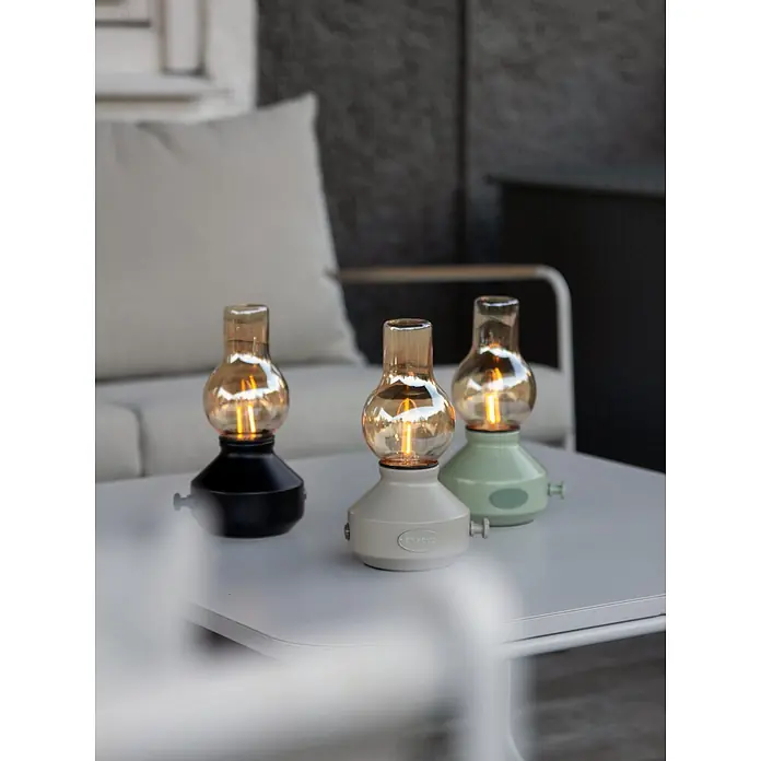 PR Home Akku-Tischleuchte schwarz Outdoor - Warmweiß, 1 W - Drei tragbare Lampen: schwarz, cremefarben, mintgrün, mit Vintage-Glühbirnen, auf einem Outdoor-Tisch.