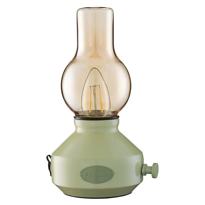 PR Home Akku-Tischleuchte - Warmweiß, 1 W - Eine salbeigrüne Metalltischlampe mit bernsteinfarbenem Glasaufsatz im Petroleumlampen-Stil und LED-Glühfadenbirne.