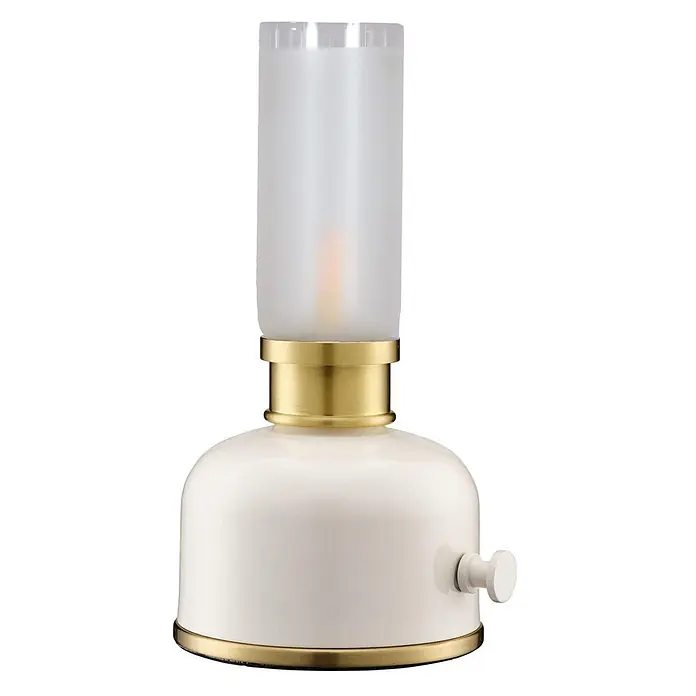 PR Home Akku-Tischleuchte mit flackerndem Licht - Warmweiß, 25 W - Weiße Tischlampe mit Messingdetails und mattiertem Glasschirm, mit warmem Leuchten und weißem Bedienknopf.