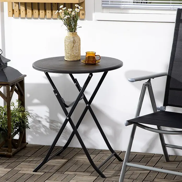 Outsunny Balkontisch rund mit Holzoptik - Stahl, HDPE-Kunststoff, Klappbar, Dunkelgrau - Runder, schwarzer Klapptisch und passender Stuhl auf einem Balkon.