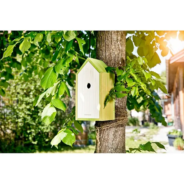 Windhager Nistkasten Cube - Geeignet für: Meisen, L x B x H: 14 x 15 x 31 cm, Massivholz, Farbig sortiert - Ein stilvolles Vogelhaus in Grün und Weiß, befestigt an einem Baumstamm mit natürlichem Seil, umgeben von grünen Blättern.