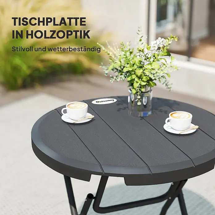 Outsunny Balkontisch rund - Stahl, HDPE-Kunststoff, Klappbar, Dunkelgrau - Dunkelgrauer runder Klapptisch in Holzoptik auf einer Terrasse mit Kaffee und Blumen.