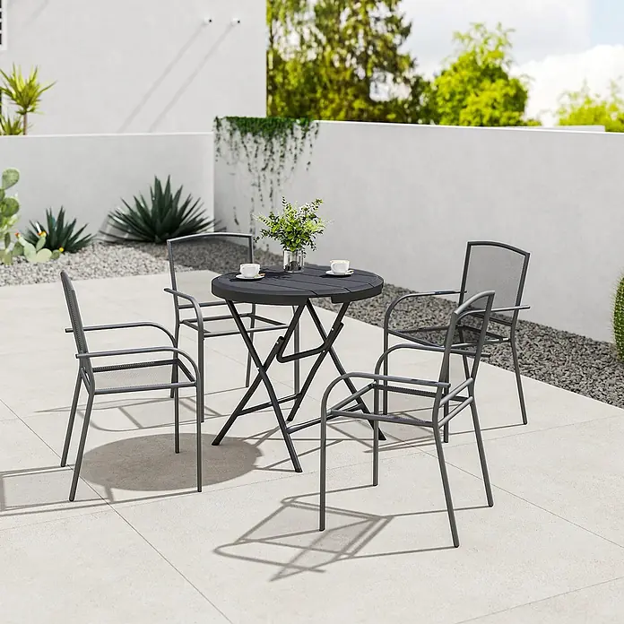 Outsunny Balkontisch rund - Stahl, HDPE-Kunststoff, Klappbar, Dunkelgrau - Dunkelgrauer Metall-Klapptisch mit vier passenden Stühlen auf einer Terrasse.