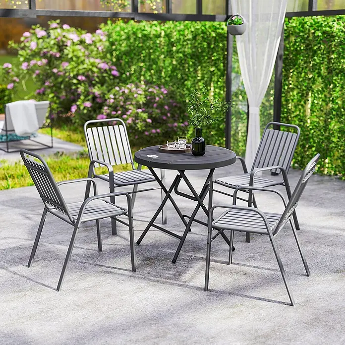 Outsunny Balkontisch rund - Stahl, HDPE-Kunststoff, Klappbar, Dunkelgrau - Dunkelgraue Outdoor-Essgruppe mit rundem Klapptisch und vier Stühlen auf einer Terrasse.