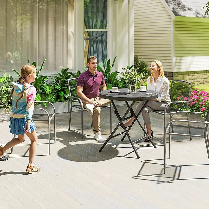 Outsunny Balkontisch rund - Stahl, HDPE-Kunststoff, Klappbar, Dunkelgrau - Eine Familie sitzt auf einer Terrasse um einen dunkelgrauen Klapptisch mit passenden Stühlen und genießt Getränke.