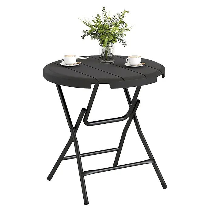 Outsunny Balkontisch rund - Stahl, HDPE-Kunststoff, Klappbar, Dunkelgrau - Schwarzer runder Klapptisch mit Kunststoffplatte und Metallgestell, dekoriert mit zwei Kaffeetassen und einer Blumenvase.