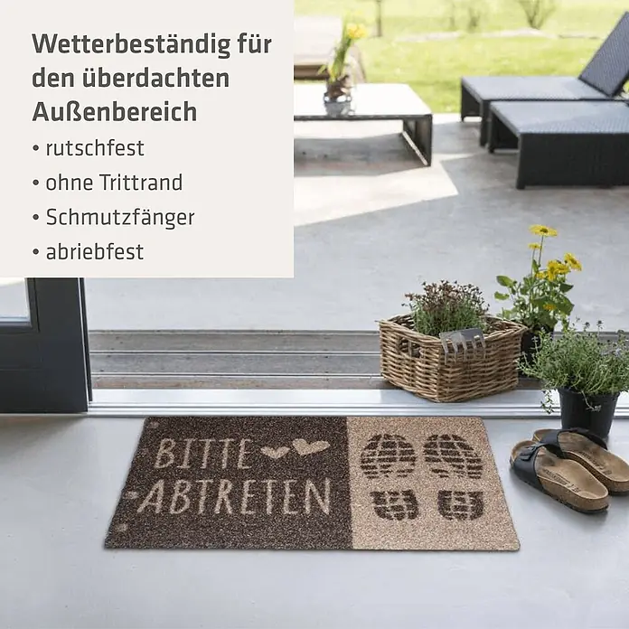 Akzente Fußmatte Listen - 60 x 40 cm, Mehrfarbig, Motiv / Muster|Schriftzug - Zweifarbige Fußmatte mit der Aufschrift „BITTE ABTRETEN“ und Fußabdrücken vor einer Terrassentür.