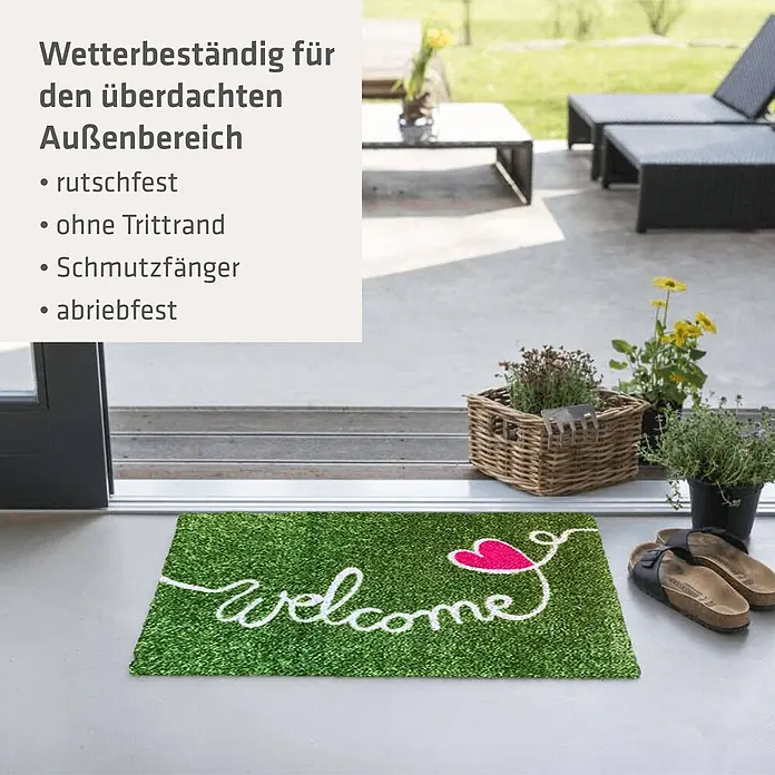 Akzente Fußmatte Listen - 70 x 50 cm, Mehrfarbig, Motiv / Muster|Schriftzug - Grüne, grasartige Fußmatte mit "Welcome" und rosa Herz an einem Hauseingang, wetterbeständig für überdachte Außenbereiche.