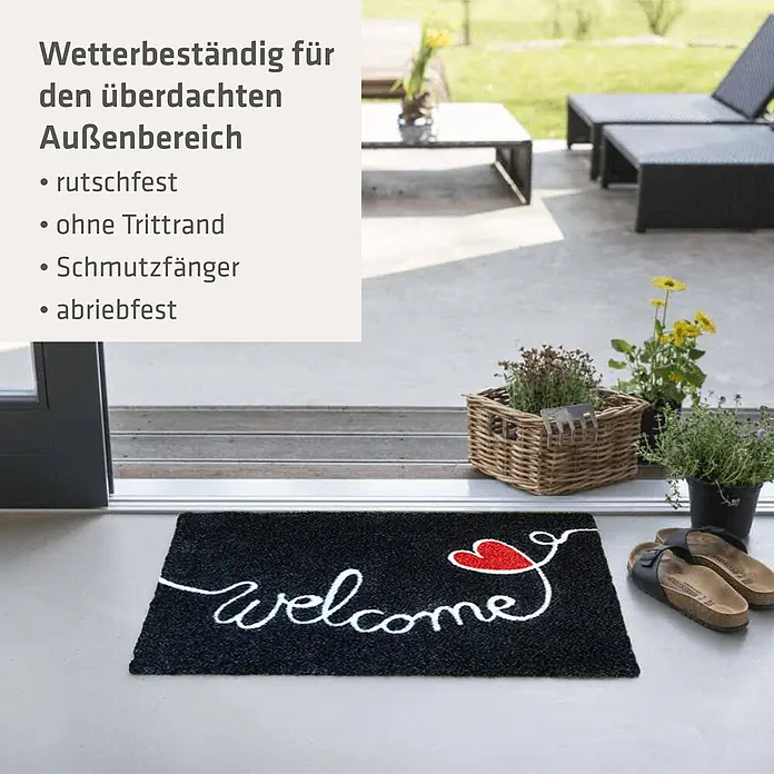 Akzente Fußmatte Listen - 70 x 50 cm, Mehrfarbig, Motiv / Muster|Schriftzug - Wetterbeständige schwarze Fußmatte mit weißem "Welcome" Schriftzug und rotem Herz vor einem überdachten Außenbereich.