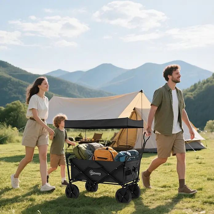 Outsunny Bollerwagen -  - Schwarz klappbarer Bollerwagen mit Dach, gefüllt mit Campingausrüstung, von einem Mann gezogen, während eine Familie an Zelten in den Bergen vorbeigeht.