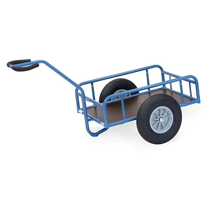 Fetra Bollerwagen Handwagen mit Geländer und Polyurethanbereifung 845x545mm - L x B x H: 152,6 cm x 83,2 cm x 0,01 m - Blauer Metall-Transportwagen mit brauner Holzplatte, schwarzen Griffen und zwei großen Rädern.