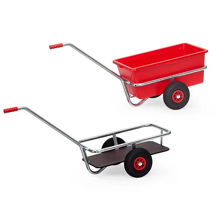Fetra Bollerwagen Handwagen mit Boden 700x400mm für Aussenbereich Vollgummibereifung -  - Zwei Handwagen mit Metallrahmen, roten Griffen und zwei Rädern; einer mit roter Kunststoffwanne, der andere mit brauner Holzplattform.