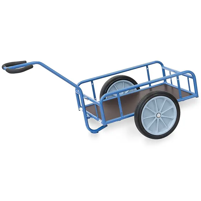 Fetra Bollerwagen Handwagen mit Geländer 250mm hoch 845x545mm Ladefläche Vollgummibereifung -  - Blauer Transportwagen mit brauner Plattform, gepolstertem schwarzem Griff und zwei großen Rädern.