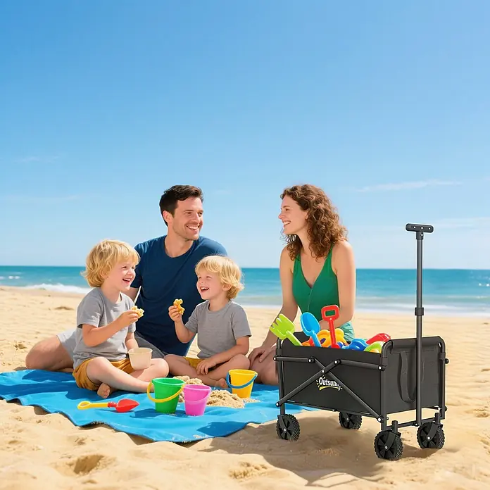 Outsunny Bollerwagen - L x B x H: 64 x 40 x 84 cm - Schwarzer faltbarer Bollerwagen am Sandstrand, gefüllt mit buntem Strandspielzeug neben einer Familie.