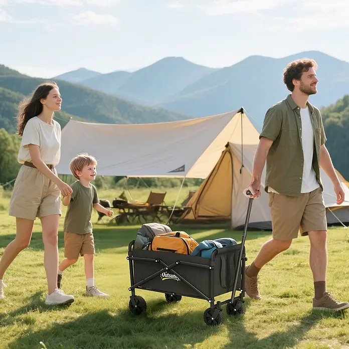 Outsunny Bollerwagen - L x B x H: 64 x 40 x 84 cm - Schwarzer Faltwagen mit Taschen, von einem Mann auf einem Campingplatz gezogen, während eine Familie geht.