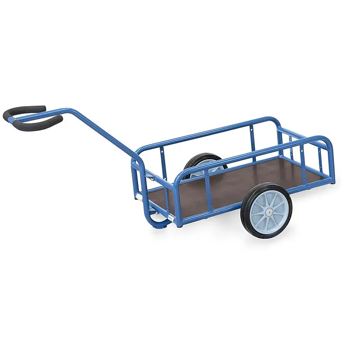 Fetra Bollerwagen Handwagen mit Geländer 250mm hoch 795x445mm Ladefläche Vollgummibereifung -  - Blauer Metall-Handwagen mit schwarzem Holzboden, zwei hellgrauen Rädern mit schwarzen Reifen und schwarz gepolstertem Griff.