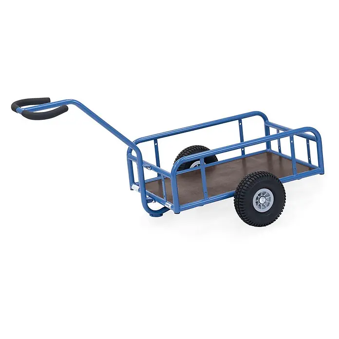 Fetra Bollerwagen Handwagen mit Geländer und Polyurethanbereifung 795x445mm -  - Blauer Metall-Handwagen mit dunkelbrauner Holzplatte, schwarzen Reifen und gepolstertem Griff für einfachen Transport.