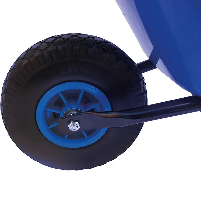 Pro-Bau-Tec Bollerwagen Kinderschubkarre Blau mit PP-Mulde 20L mit PU-Rad - L x B x H: 1,05 cm x 0,34 cm x 0,39 m - Schwarzes Gummirad mit blauer Kunststoffnabe an einem Metallrahmen, verbunden mit einer blauen Schubkarrenmulde.
