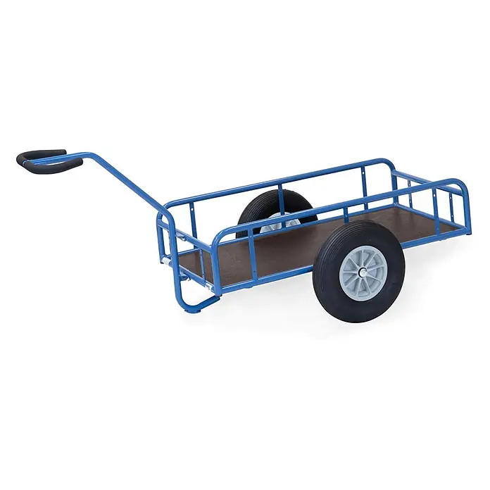 Fetra Bollerwagen Handwagen mit Geländer und Polyurethanbereifung 1145x545mm - L x B x H: 182,6 cm x 83,2 cm x 0,01 m - Blauer Metall-Transportwagen mit Holzboden, zwei Rädern und einem Griff mit schwarzen Polstern.