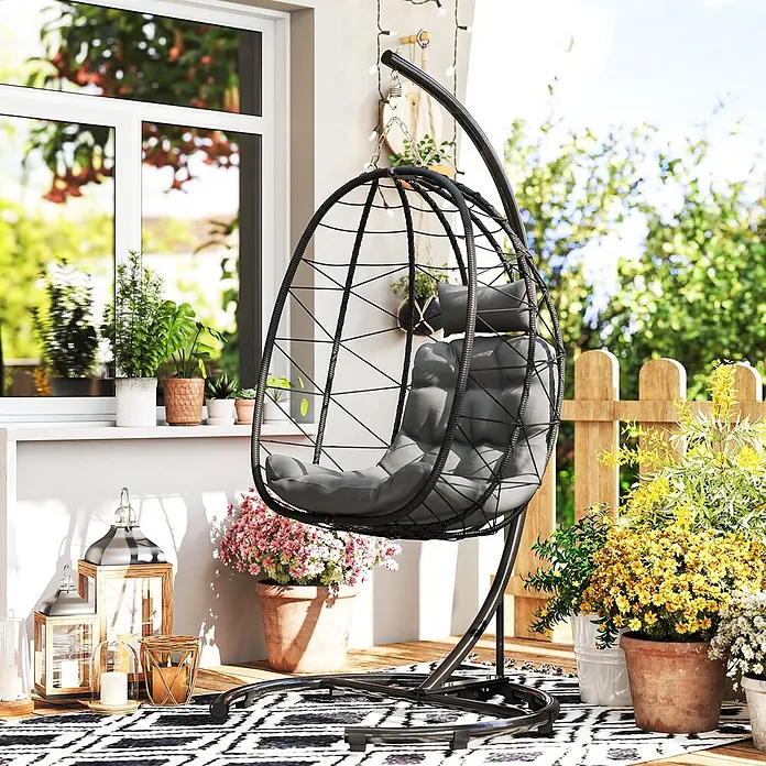 Outsunny Hängesessel mit Gestell - Stahl, Schwarz - Ein stilvoller schwarzer Hänge-Eiersessel mit weichen grauen Kissen, ideal zum Entspannen auf der Terrasse oder dem Balkon.