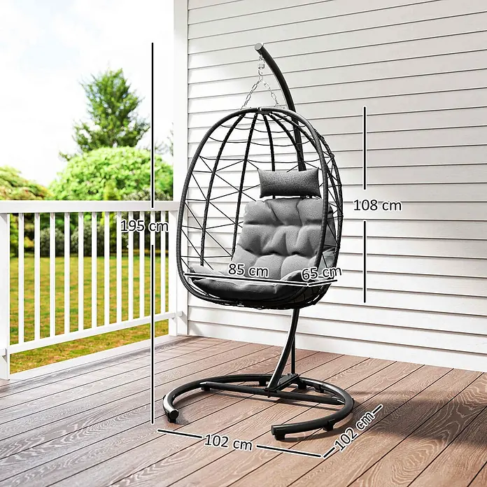 Outsunny Hängesessel mit Gestell - Stahl, Schwarz - Schwarzer Outdoor-Eier-Schaukelstuhl mit grauen Kissen und Maßen (195 cm Gesamthöhe, 102 cm Basis) auf einer Holzterrasse.