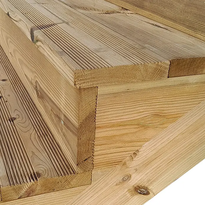 Vinuovo Außentreppe - 120 cm, Anzahl Steigungen: 3 Stk., Gerade - Nahaufnahme von geriffelten Naturholz-Terrassendielen, die eine Ecke oder Stufe bilden.