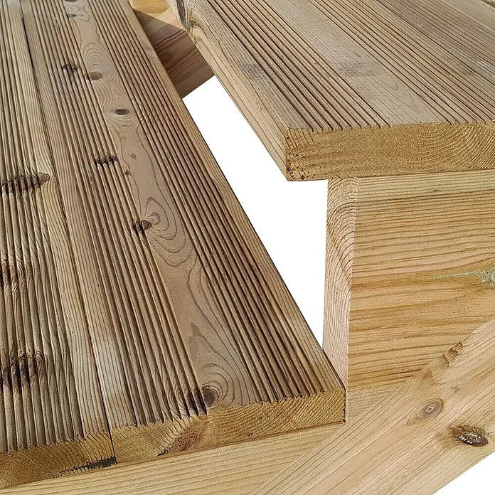 Vinuovo Außentreppe - 120 cm, Anzahl Steigungen: 7 Stk., Gerade - Helle, geriffelte Holz-Terrassendielen als Treppe oder Plattform, mit natürlicher Maserung und Konstruktionsdetails.