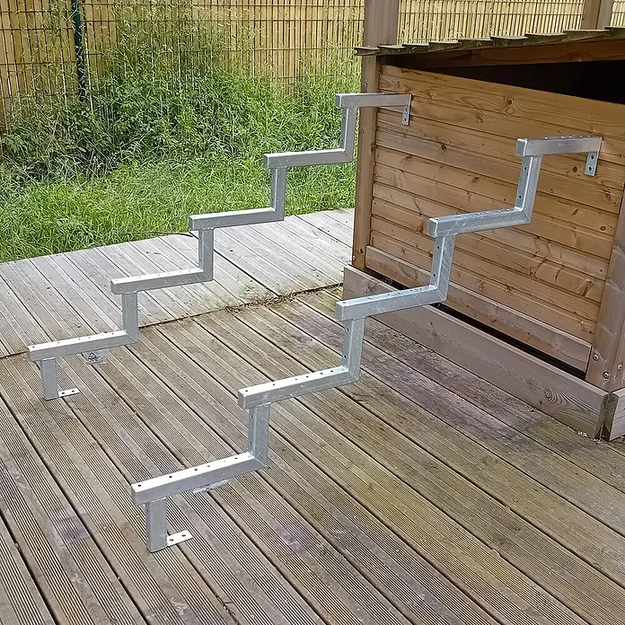Vinuovo Außentreppe 2er Set Stahl Treppenwange 5 Stufen - Option für Setzstufen-Höhe 85cm - Anzahl Steigungen: 5 Stk., Gerade - Verzinktes Metall-Zickzack-Treppen-/Rampengestell als Zugang zu einer Holzkonstruktion auf einer Terrasse. Ideal für Haustiere oder Kinder.