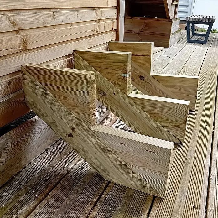 Vinuovo Außentreppe 3er Set Treppenwange 2 Stufen aus KDI Holz für Gartentreppen-Höhe 34cm - Anzahl Steigungen: 2 Stk., Gerade - Teilweise fertiggestellte helle Holztreppen für einen Außendeck-Eingang.