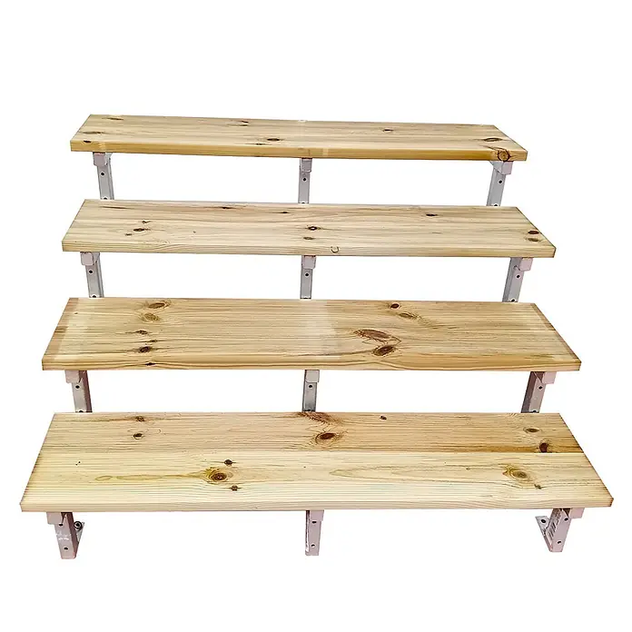 Vinuovo Außentreppe OSLO - Außentreppe Stahl H71cm 4 Stufen Holz KDI Breite 120cm - 120 cm, Anzahl Steigungen: 4 Stk., Gerade - Vierstufiges Holz-Displayregal mit hellen Kiefernholzbrettern und weißen Metallhalterungen.
