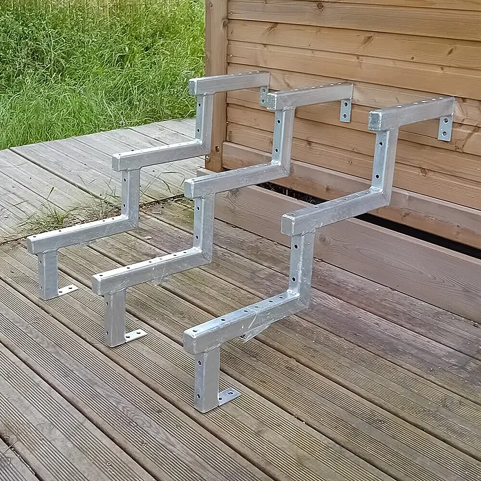 Vinuovo Außentreppe 3er Set Stahl Treppenwange 3 Stufen - Option für Setzstufen-Höhe 51cm - Anzahl Steigungen: 3 Stk., Gerade - Treppenwangen aus verzinktem Metall, auf Holzterrasse montiert und an Holzwand befestigt, bereit für Stufen.