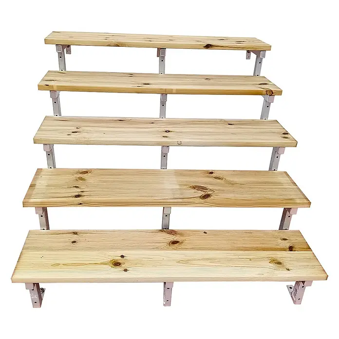 Vinuovo Außentreppe OSLO - Außentreppe Stahl 5 Stufen Holz KDI Breite 120cm - Anzahl Steigungen: 5 Stk., Gerade - Mehrstufiges Regal aus hellem Holz mit weißen Metallhalterungen zur Produktpräsentation.