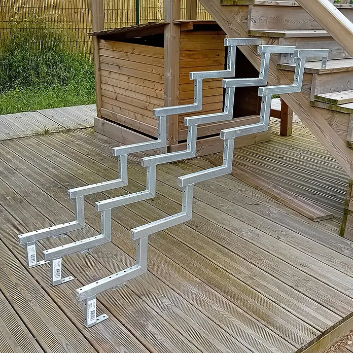 Vinuovo Außentreppe 3er Set Stahl Treppenwange 6 Stufen - Option für Setzstufen-Höhe 102cm - Anzahl Steigungen: 6 Stk., Gerade - Verzinkte Stahl-Treppenwangen für hölzerne Außenstufen, auf einer Holzterrasse.