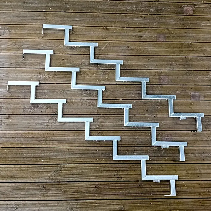 Vinuovo Außentreppe 3er Set Stahl Treppenwange 6 Stufen - Option für Setzstufen-Höhe 102cm - Anzahl Steigungen: 6 Stk., Gerade - Verzinkte Stahlwangentreppen, Z-förmig, auf Holzterrasse ausgelegt.