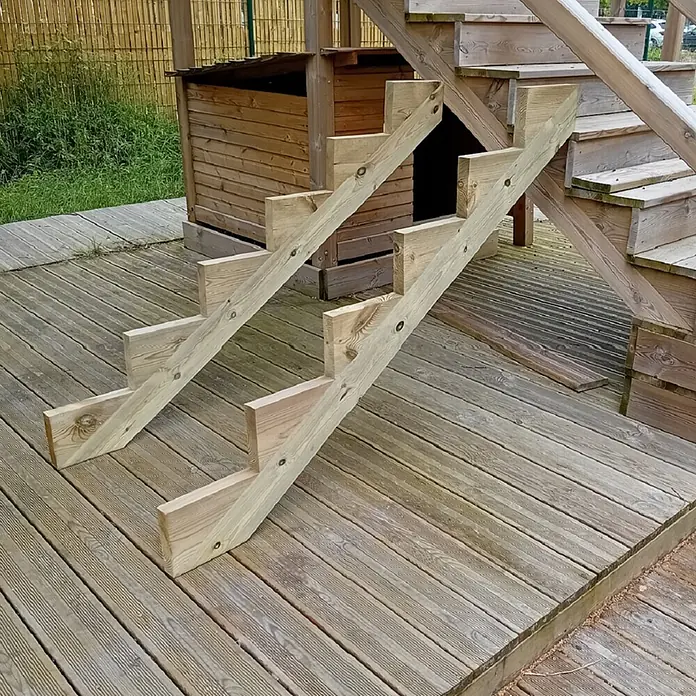 Vinuovo Außentreppe 2er Set Treppenwange 6 Stufen aus KDI Holz für Gartentreppen-Höhe 102cm - Anzahl Steigungen: 6 Stk., Gerade - Helle Holzhaustiertreppe, die zu einer Hundehütte führt, neben einer größeren Holztreppe.