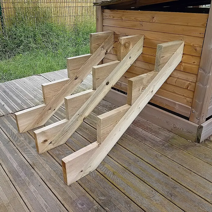 Vinuovo Außentreppe 3er Set Treppenwange 4 Stufen aus KDI Holz für Gartentreppen-Höhe 68cm - Anzahl Steigungen: 4 Stk., Gerade - Helle Holzstufenholme für ein Spielhaus oder eine erhöhte Holzkonstruktion.