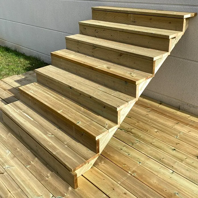 Vinuovo Außentreppe BERLIN Holz-Außentreppe - 7 Geschlossene Stufen 122 cm Höhe - 140 cm Breite - 140 cm, Anzahl Steigungen: 7 Stk., Gerade - Helle Holz-Außentreppe, die von einer passenden Holzterrasse nach oben führt.