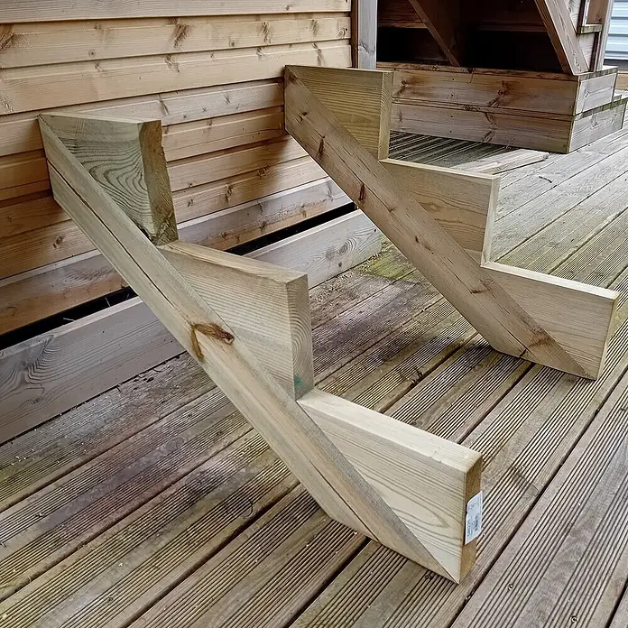 Vinuovo Außentreppe 2er Set Treppenwange 3 Stufen aus KDI Holz für Gartentreppen-Höhe 51cm - Anzahl Steigungen: 3 Stk., Gerade - Helle Holztreppenwangen, vorgefräst im Zickzack-Muster, für den Bau von Außentreppen.