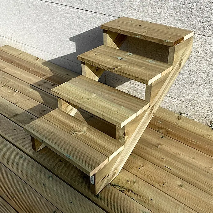 Vinuovo Außentreppe BERLIN Holztreppe - 4 Offene Stufen 71cm Höhe - 60cm Breite - Anzahl Steigungen: 4 Stk., Gerade - Dreistufige Treppe aus hellgrünem druckimprägniertem Holz, auf einem Holzdeck platziert.