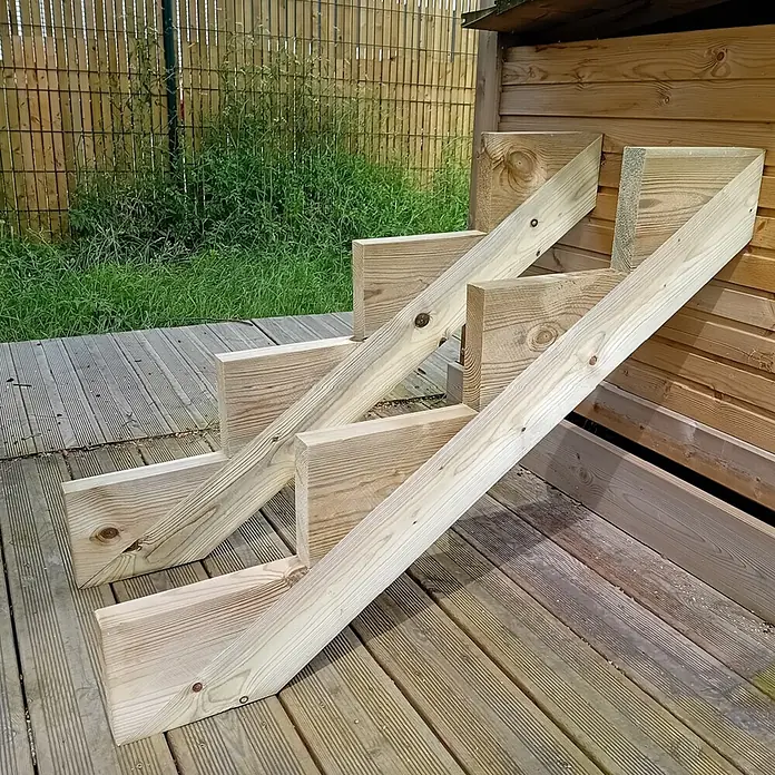 Vinuovo Außentreppe 2er Set Treppenwange 4 Stufen aus KDI Holz für Gartentreppen-Höhe 68cm - Anzahl Steigungen: 4 Stk., Gerade - Helle Holztreppe mit vier Stufen auf einer Holzterrasse, die zu einer kleinen Holzkonstruktion führt.
